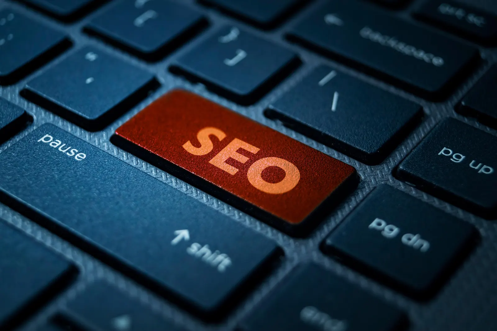 Tecla roja con la palabra SEO en un teclado de ordenador