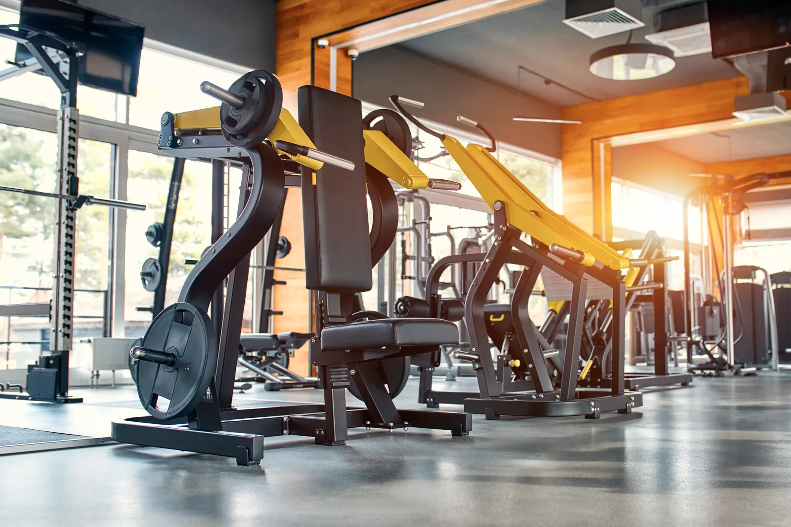 Sala de máquinas de un gimnasio con luz natural