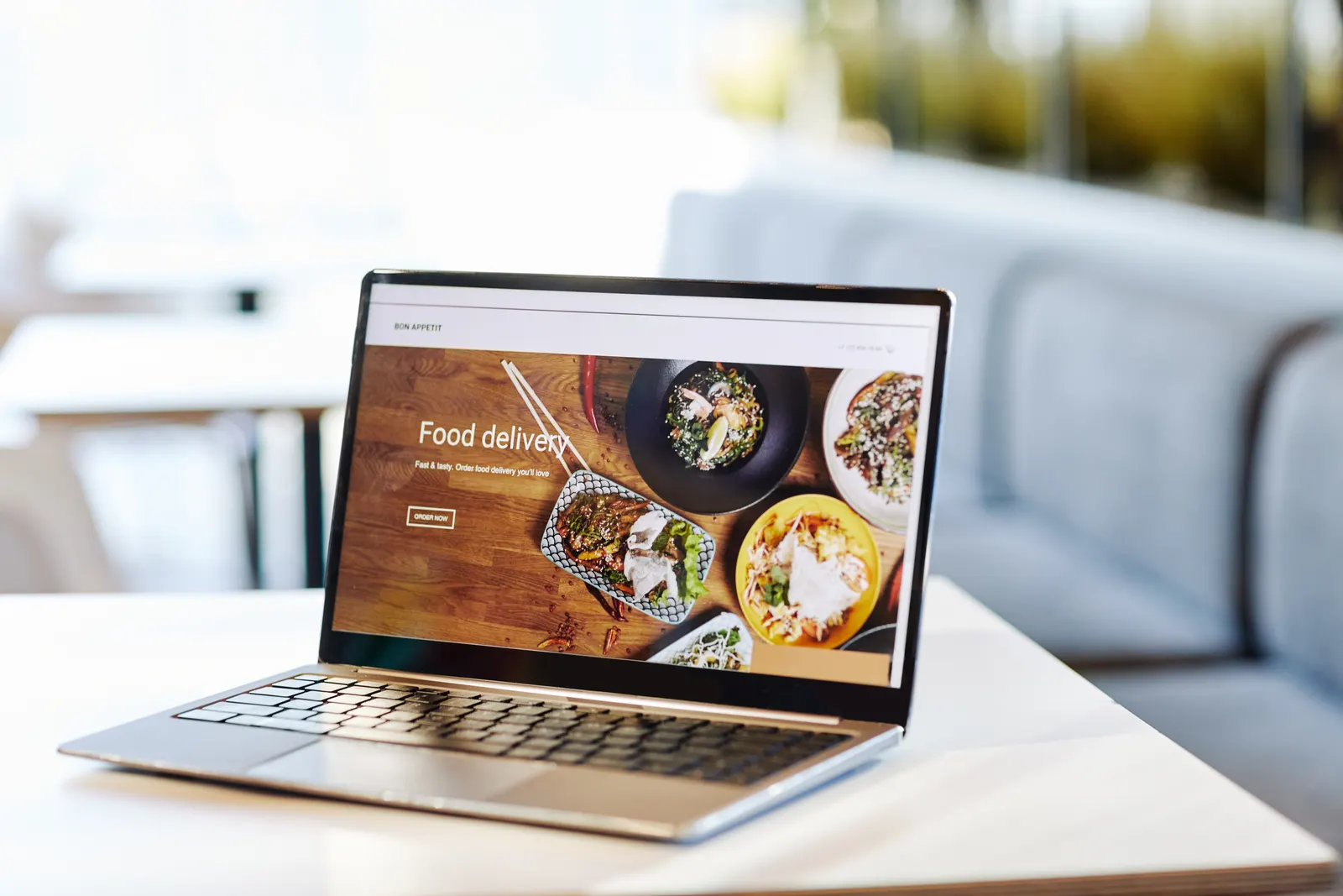 Portátil sobre una mesa mostrando la web de un restaurante
